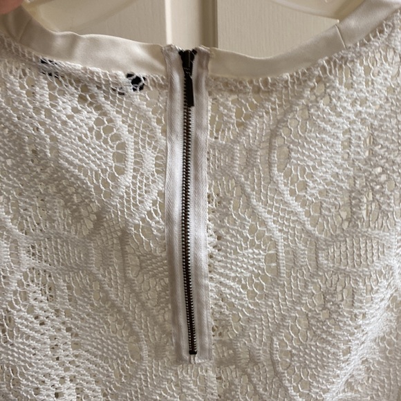 Banana Republic daisy crochet top with half zipper back. Size small. - Picture 3 of 3